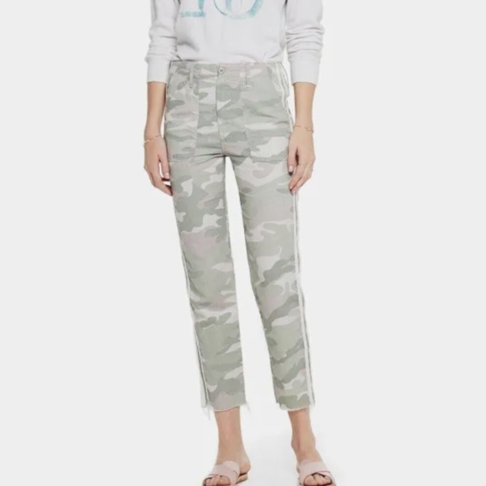 MOTHER The Shaker Chop Crop Fray Pant in Desert Print